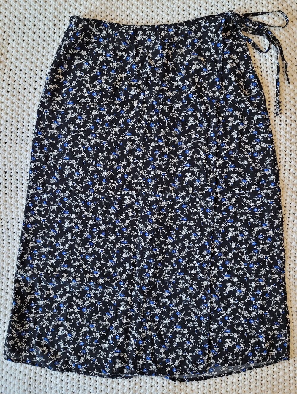 GAP 100% Rayon Floral Midi Wrap Skirt w/ Side Tie, Black w/ Blue & Cream Print